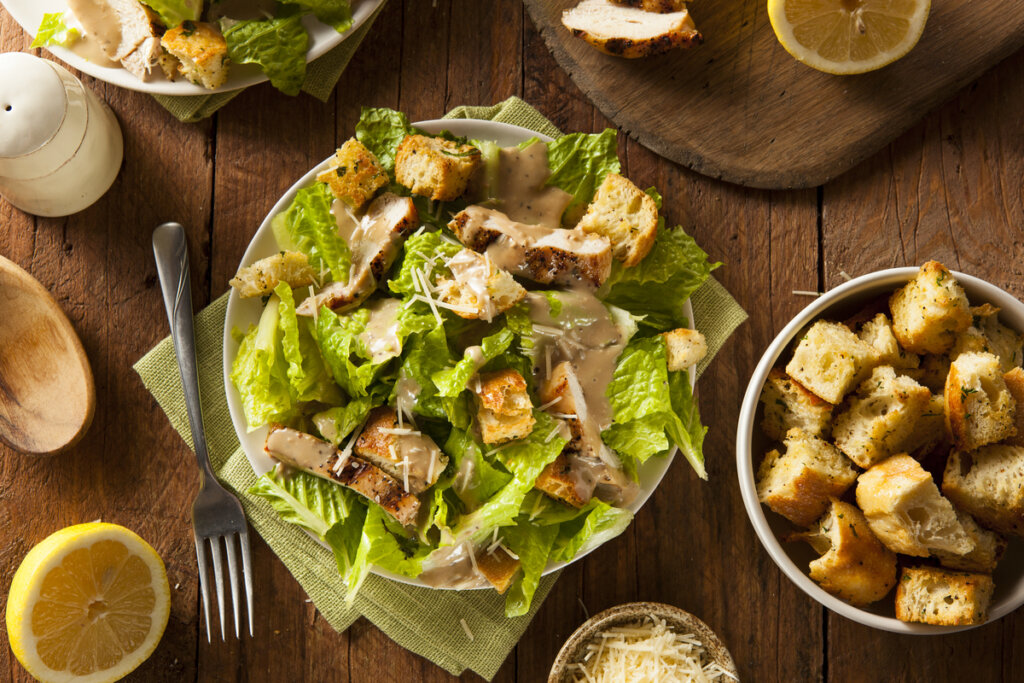 Salada caesar (Imagem: Brent Hofacker | Shutterstock)