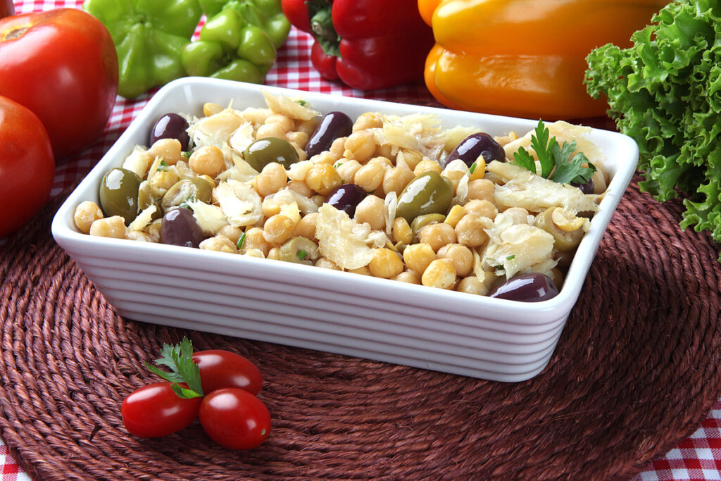Salada de grão-de-bico com bacalhau (Imagem: Paulo Vilela | Shutterstock)
