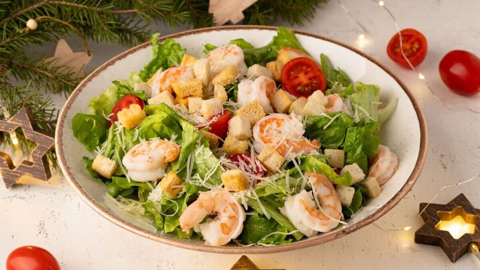 Salada alface com camarão e croûtons (Imagem: usaphoto | Shutterstock)