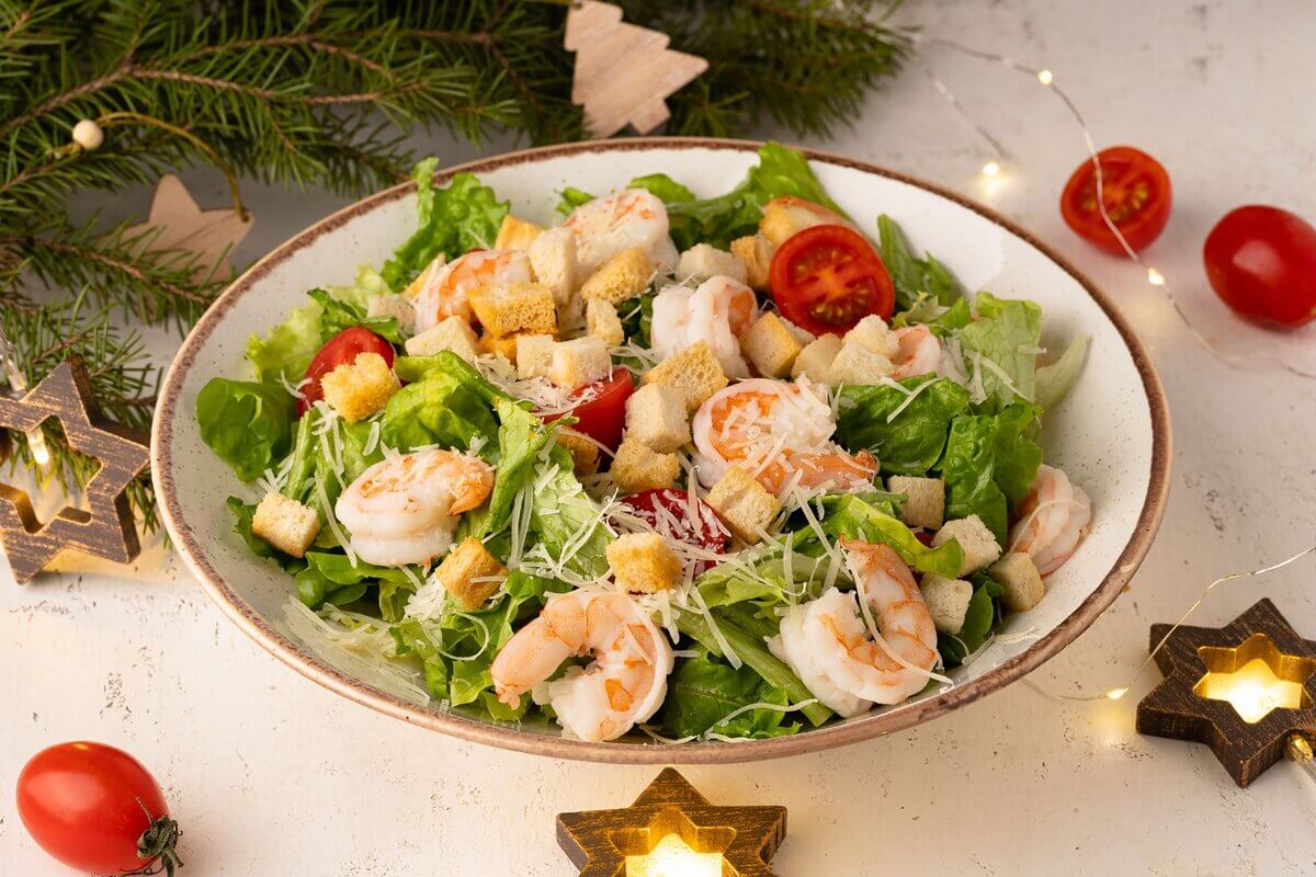 Salada alface com camarão e croûtons (Imagem: usaphoto | Shutterstock)