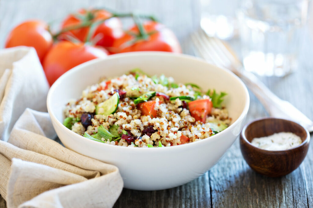 Salada de quinoa (Imagem: Elena Veselova | Shutterstock)