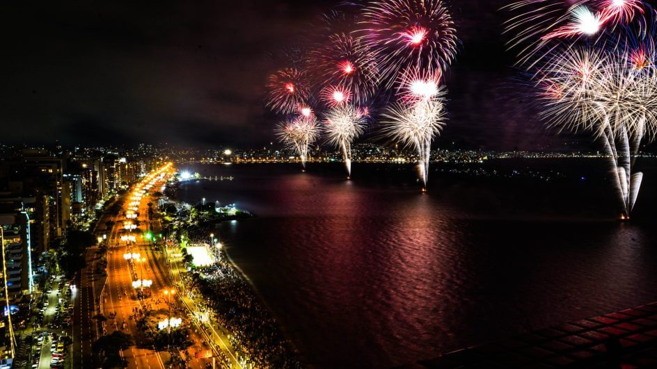 Cidades de SC preparam festas com fogos para a chegada de 2024