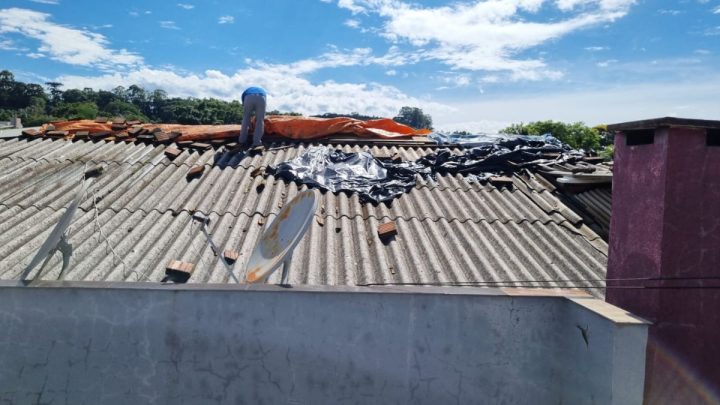 Temporais na madrugada causam estragos e deixam 84 mil casas sem luz em SC