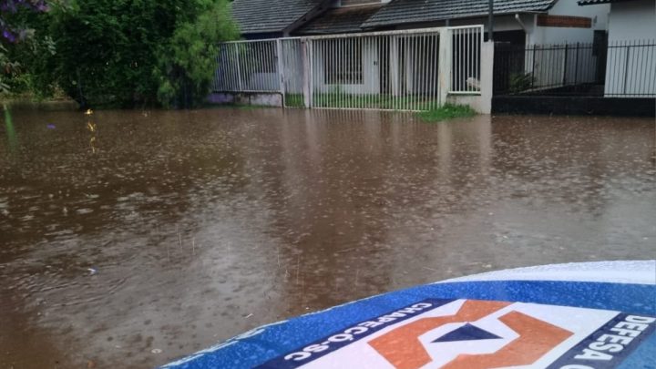 VÍDEO: Temporal alaga bairros, causa estragos e atinge casas em Chapecó