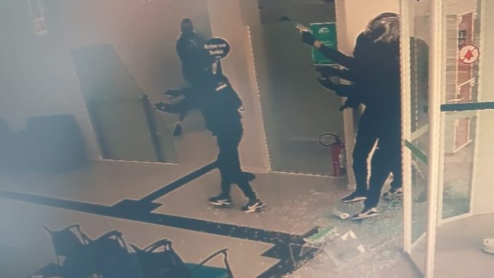 Trio que assaltou agência bancária, fez reféns e trocou tiros com a polícia em Biguaçu é condenado