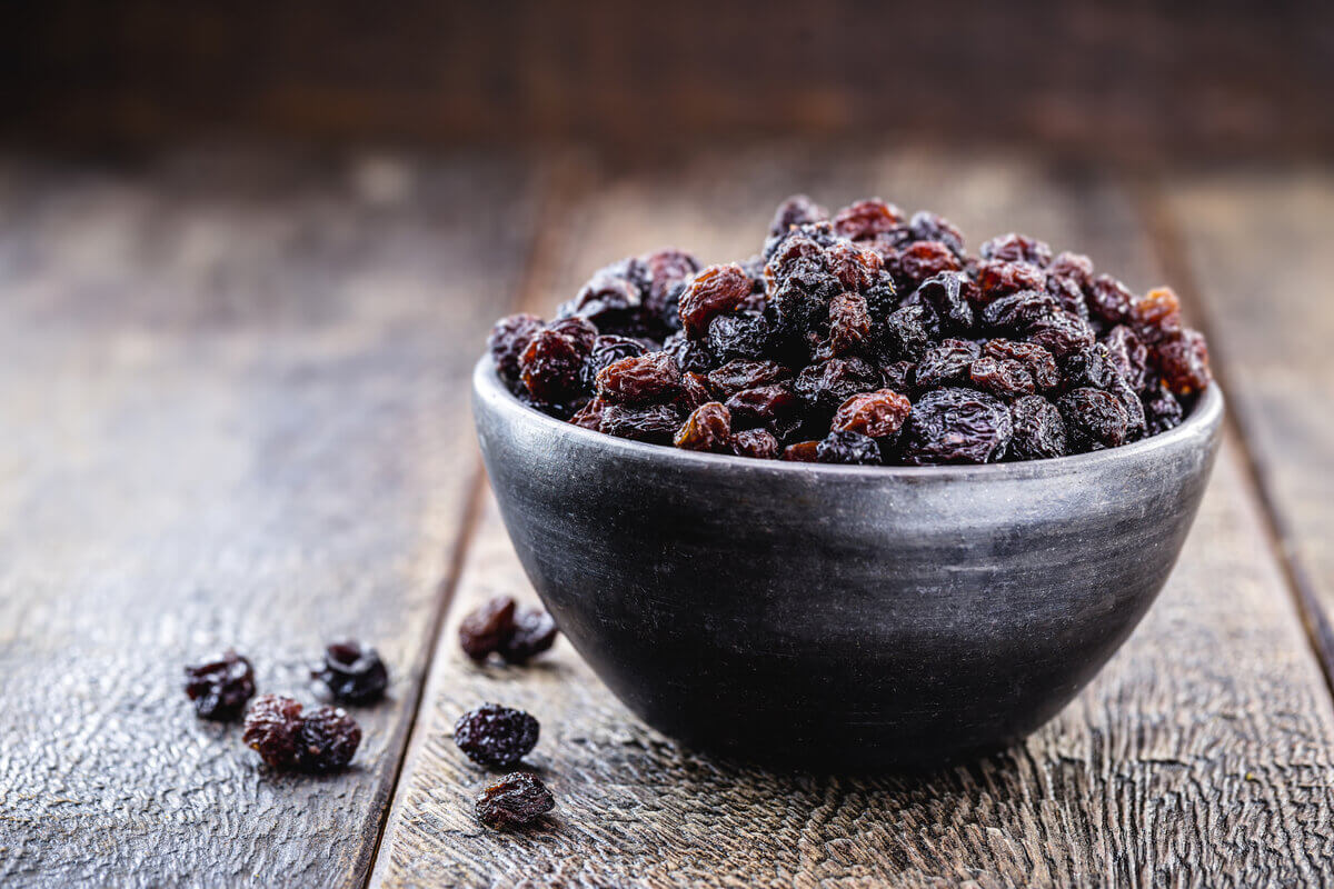 Uvas-passas são polêmicas no final de ano, mas oferecem diversos benefícios para a saúde (Imagem: RHJPhotos | Shutterstock)