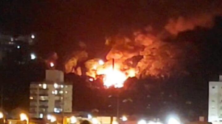 VÍDEO Nuvem de fumaça se forma após incêndio destruir casa em Florianópolis