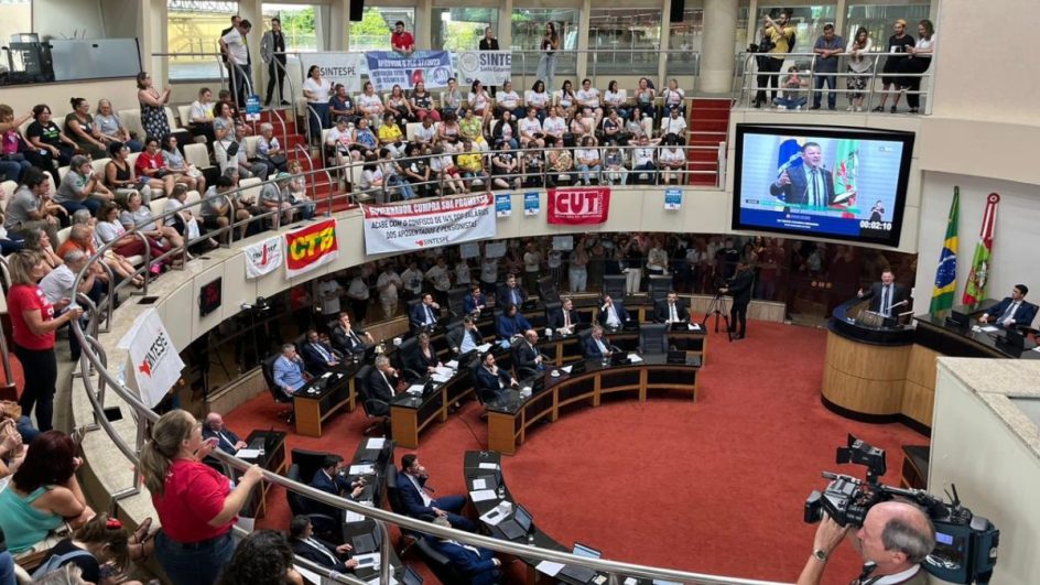 Servidores e membros de sindicatos e entidades lotaram Alesc para pedir rejeição da proposta (Foto: Bruna Radtke, NSC TV)