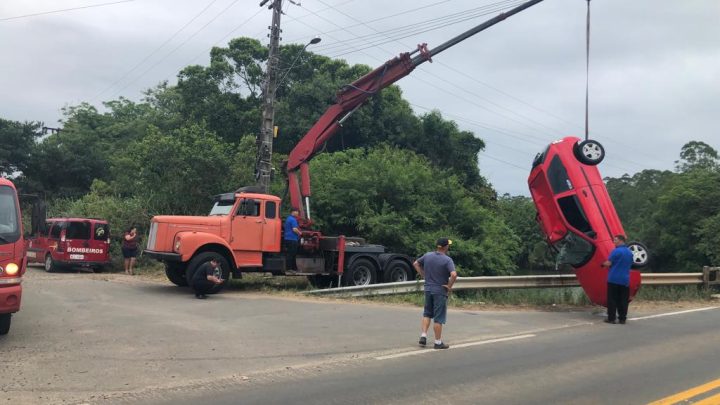 Motorista é encontrado morto em carro dentro de rio no Sul de SC