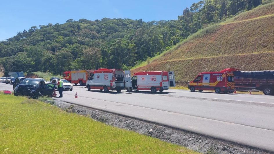 Duas pessoas são hospitalizadas após acidente com quatro carros em Blumenau