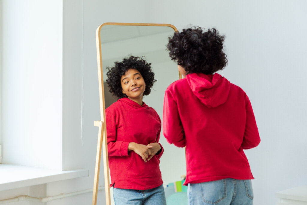 Na busca por autocuidado e autoaceitação, devemos nos tratar com gentileza e nos reconhecer no que consumimos online (Imagem: Julia Zavalishina | Shutterstock)