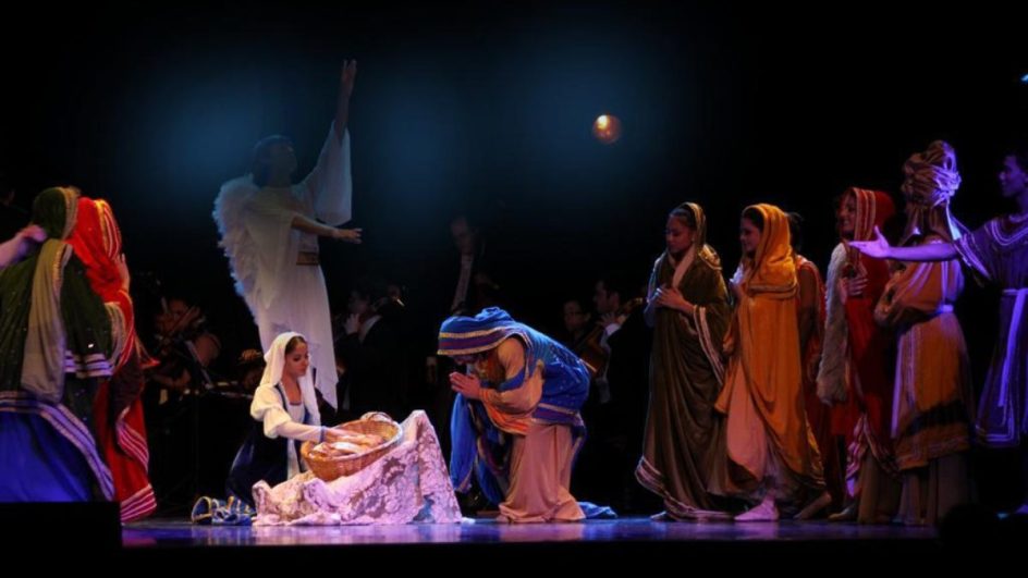 Auto de Natal em Florianópolis representa chegada de Jesus em forma de ballet e mímicas