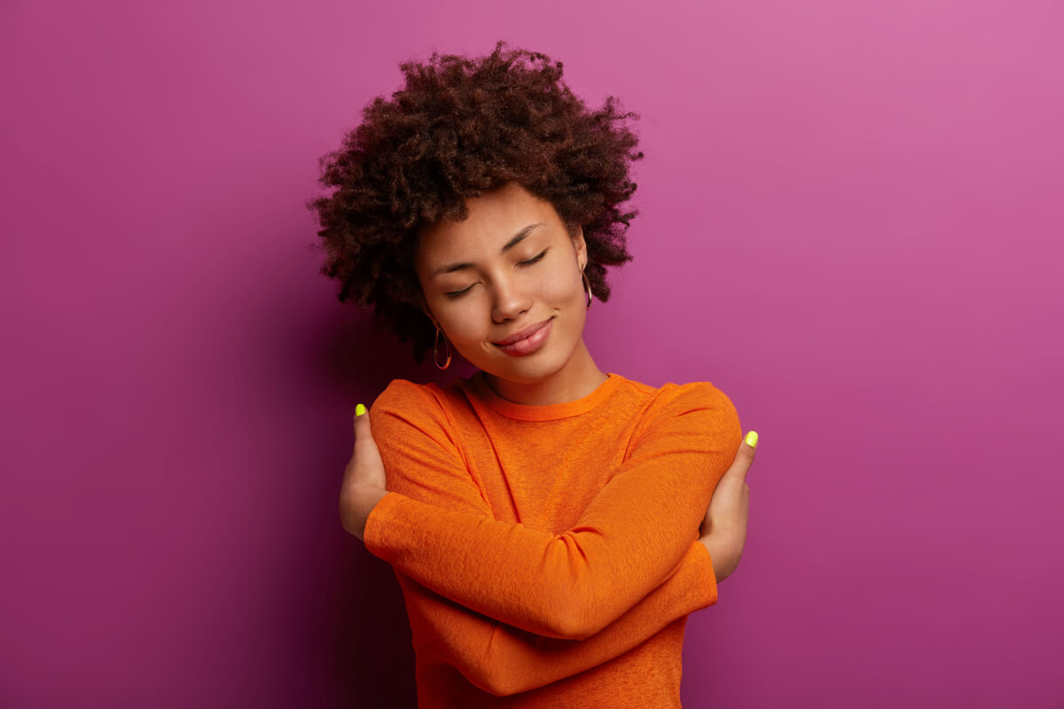 Na era digital, cultivar uma autoestima positiva pode ser um grande desafio (Imagem: Cast Of Thousands | Shutterstock)