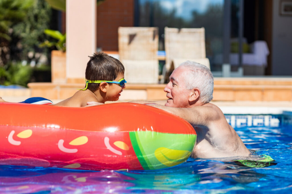 Perguntar aos pais o que os netos gostam para se entreter, é importante para o planejamento da viagem (Imagem: VCoscaron | Shutterstock)