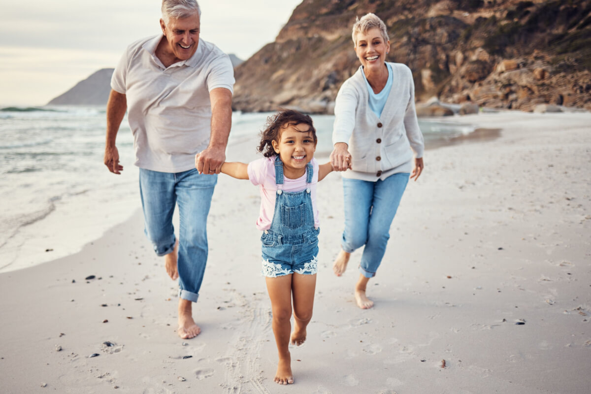 Nas férias de fim de ano, viajar com os netos pode se tornar uma experiência incrível (Imagem: PeopleImages.com - Yuri A  Shutterstock)