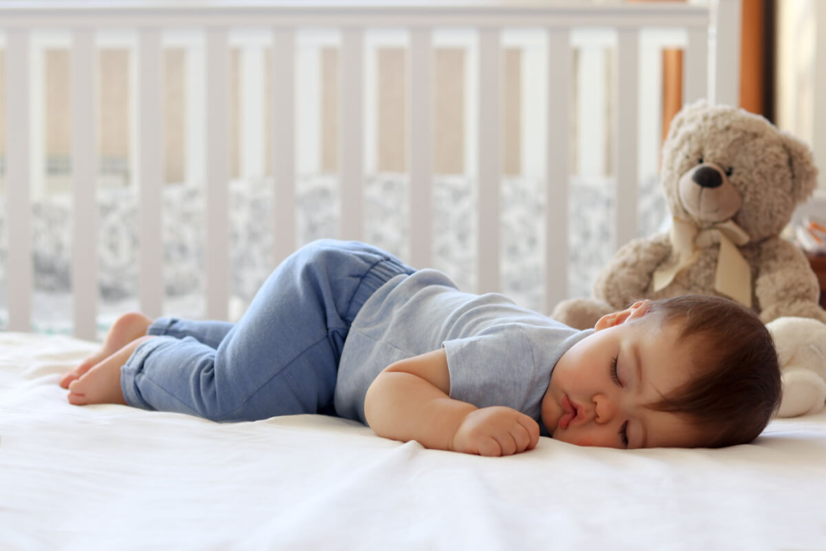 Para evitar que o bebê acorde irritado, deixe-o dormir em um local confortável, sem barulhos externos (Imagem: Tatyana Soares | Shutterstock)