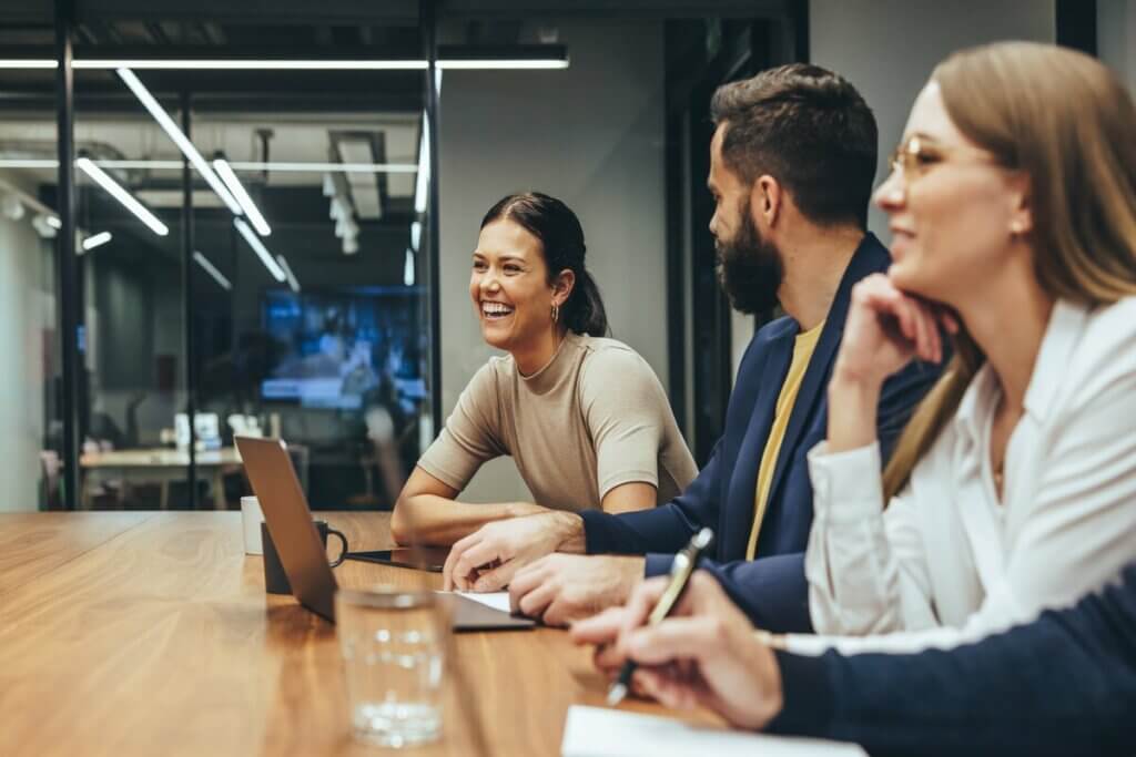 Iniciativas que promovam o respeito entre os colaboradores podem ser feitas em junho (Imagem: Roman Samborskyi | Shutterstock)