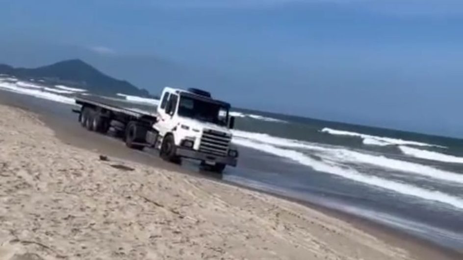 Caminhoneiros dá show de imprudência na praia e assusta banhistas em Navegantes