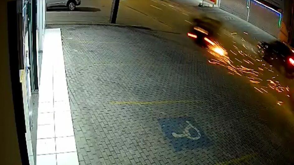 VÍDEO: Carro em alta velocidade capota, solta faíscas e motorista fica ferida em Joinville