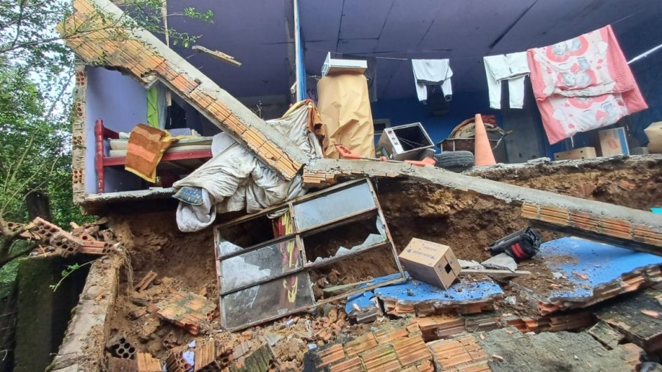 Morador com deficiência auditiva é resgatado após casa desmoronar com chuva em SC