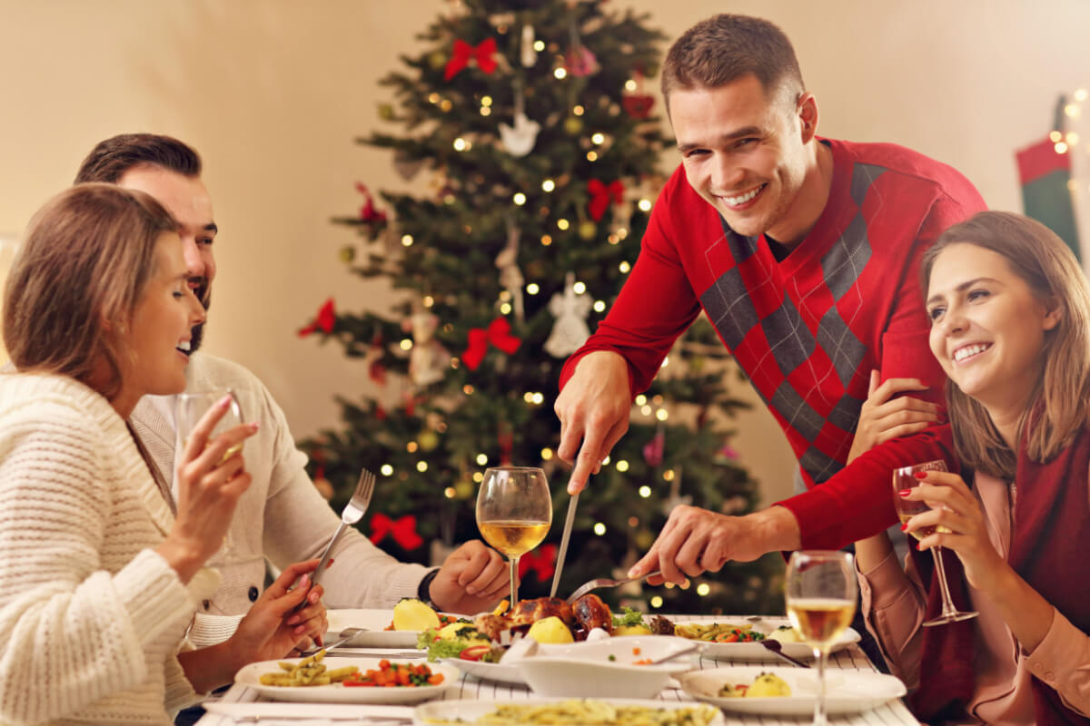 É possível aproveitar as comidas de fim de ano sem ganhar peso (Imagem: Kamil Macniak | Shutterstock)