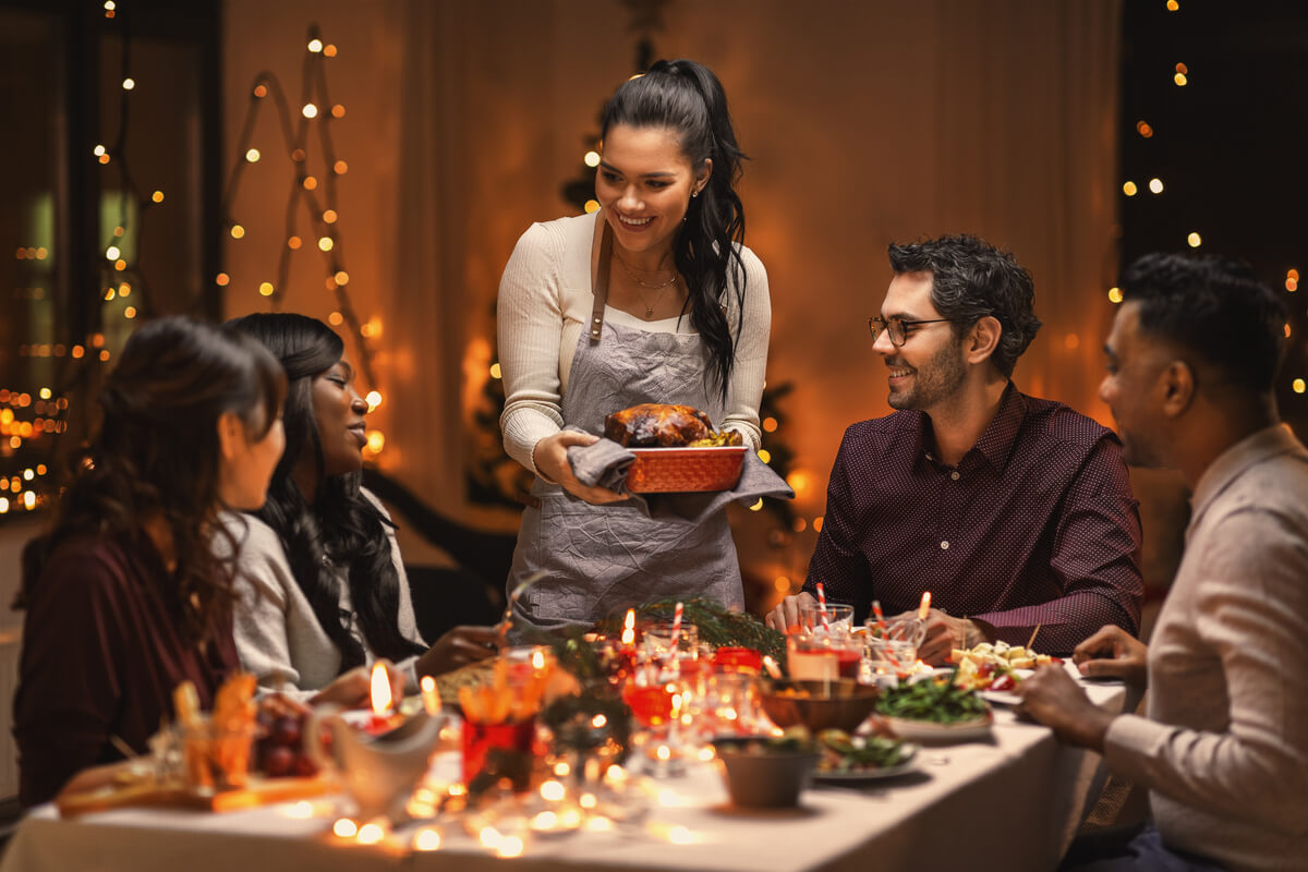 As ceias de Natal, com amigos e/ou familiares, são tradições apreciadas pelos signos (Imagem: Ground Picture | Shutterstock)