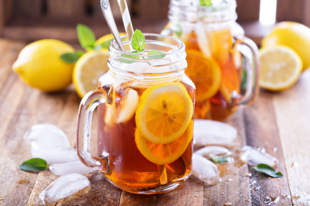 Chá gelado com limão-siciliano (Imagem: Elena Veselova | Shutterstock)
