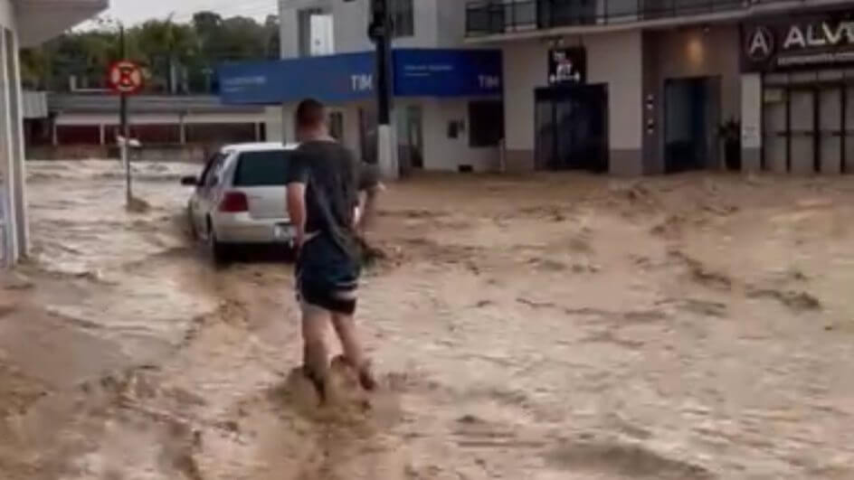 VÍDEO: cidade de SC tem pontes destruídas, ruas alagadas e danos ao comércio após fortes chuvas