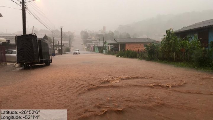 Chuva e vento forte causam estragos em cidades do Oeste de SC
