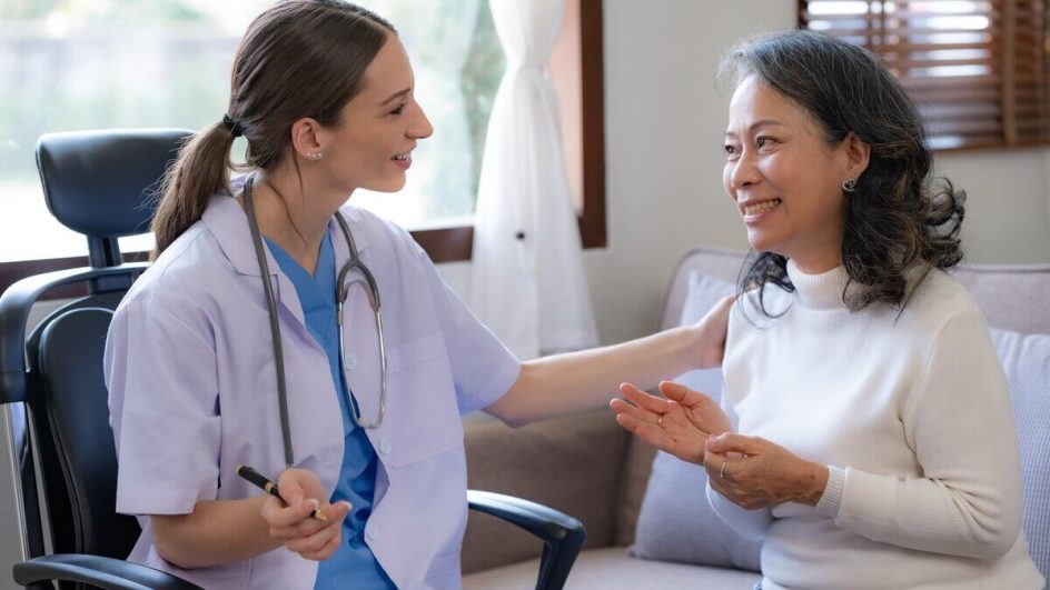 Esse médico pode tratar cerca de 80 a 95% dos problemas de saúde sem necessidade de fazer encaminhamentos para outros especialistas (Imagem: Premreuthai | Shutterstock)