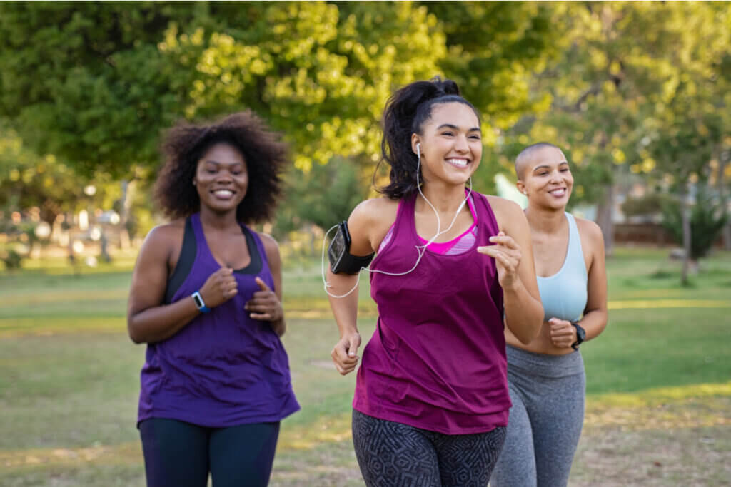 Correr no sol exige cuidados para proteger a pele (Imagem: Rido | ShutterStock)