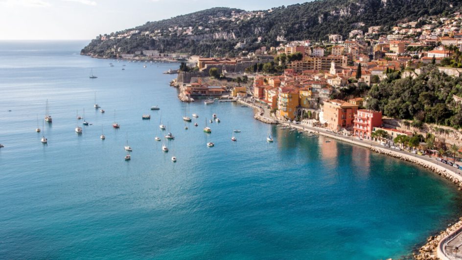 A água azul-turquesa da praia de Èze é um exemplo de paisagem cativante de Côte d'Azur (Imagem: DWaschnig | Shutterstock)