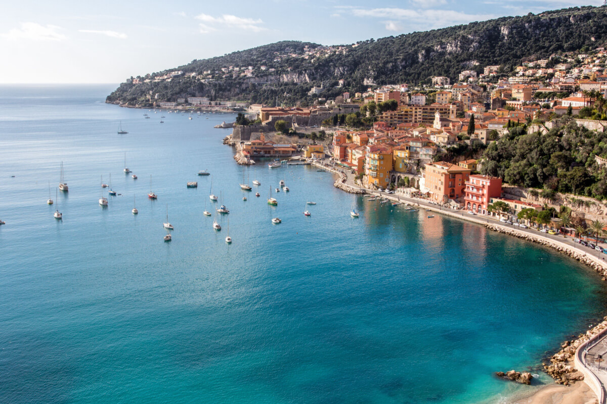 A água azul-turquesa da praia de Èze é um exemplo de paisagem cativante de Côte d'Azur (Imagem: DWaschnig | Shutterstock)