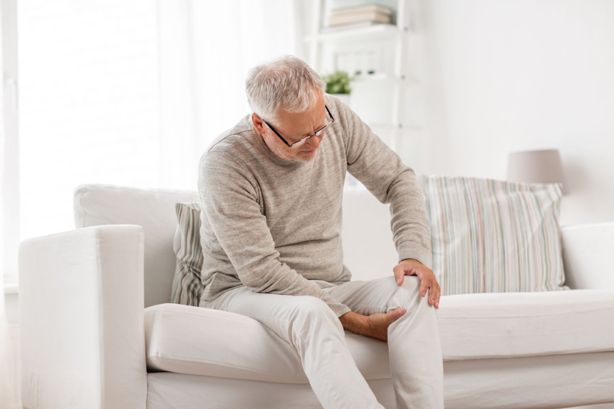 Existem medidas que podem ser adotadas em casa para ajudar a aliviar a dor (Imagem: Ground Picture | Shutterstock)