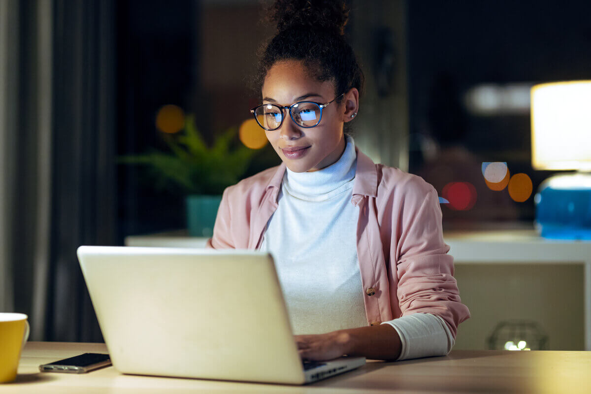 Compreender como funciona o mercado de trabalho é um dos segredos para se destacar e conquistar uma vaga de emprego (Imagem: Josep Suria | Shutterstock)