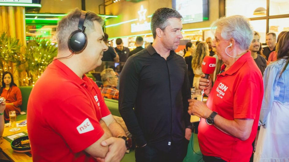 João Burse, novo técnico do Figueirense, ao lado de Faraco e Roberto Alves da NSC (Foto: José Somensi)