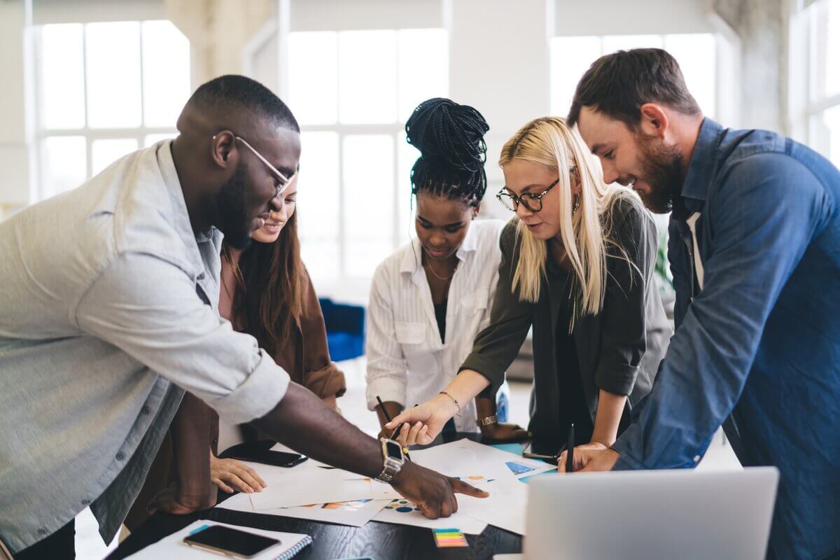 Ambientes corporativos que promovem a inclusão geram resultados melhores tanto para os colaboradores quanto para a empresa (Imagem: GaudiLab | Shutterstock)