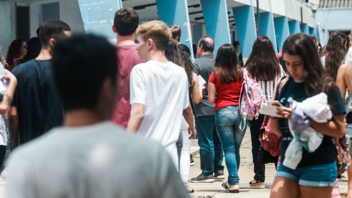 Estudantes de baixa renda do ensino médio podem receber mais de R$ 9 mil. (Foto: Arquivo NSC)