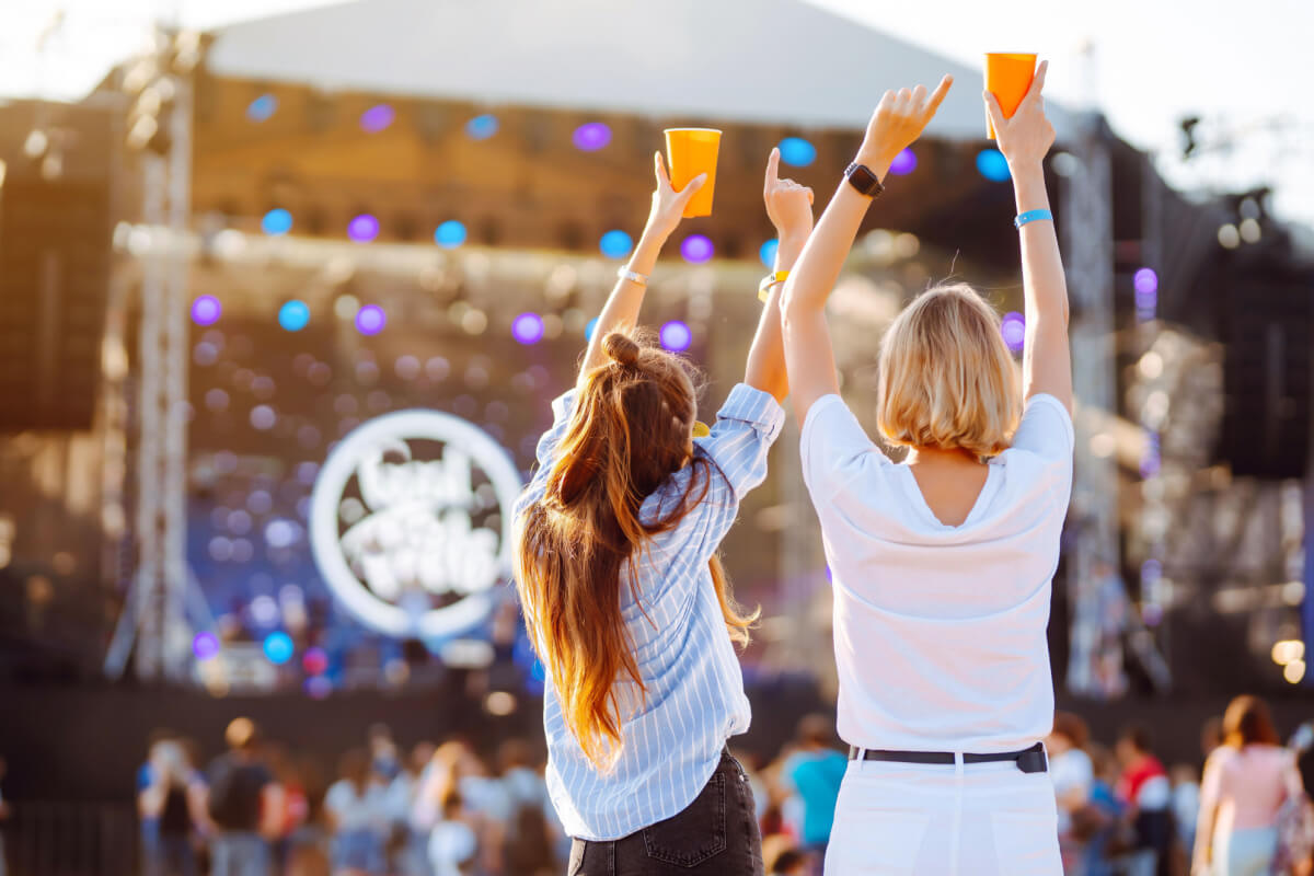 Com a temperatura elevada, é preciso ter cuidado com a saúde em eventos de grande escala (Imagem: maxbelchenko | Shutterstock)