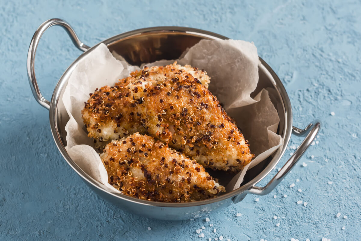 Frango crocante com  crosta de quinoa (Imagem: Kiian Oksana | Shutterstock)