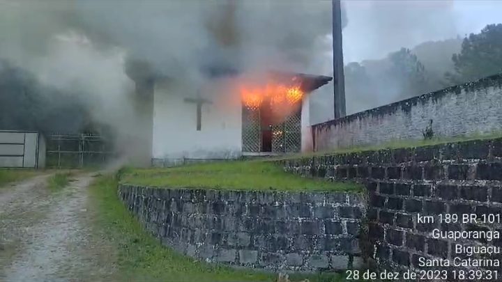 Capela mortuária de igreja tombada em SC pega fogo