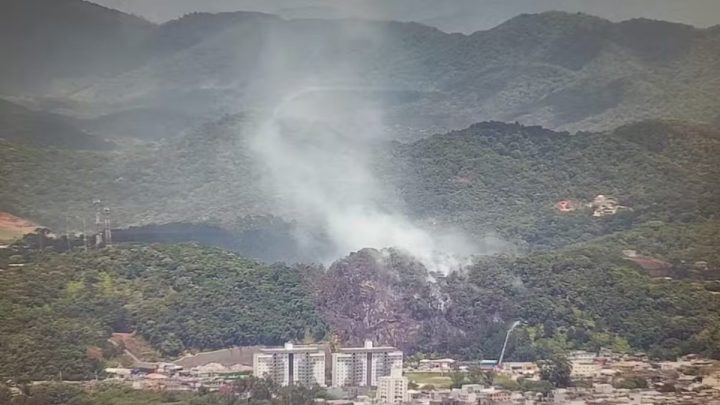 Incêndio destrói vegetação e causa intensa cortina de fumaça em Camboriú