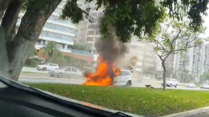 incêndio em carro na beira-mar