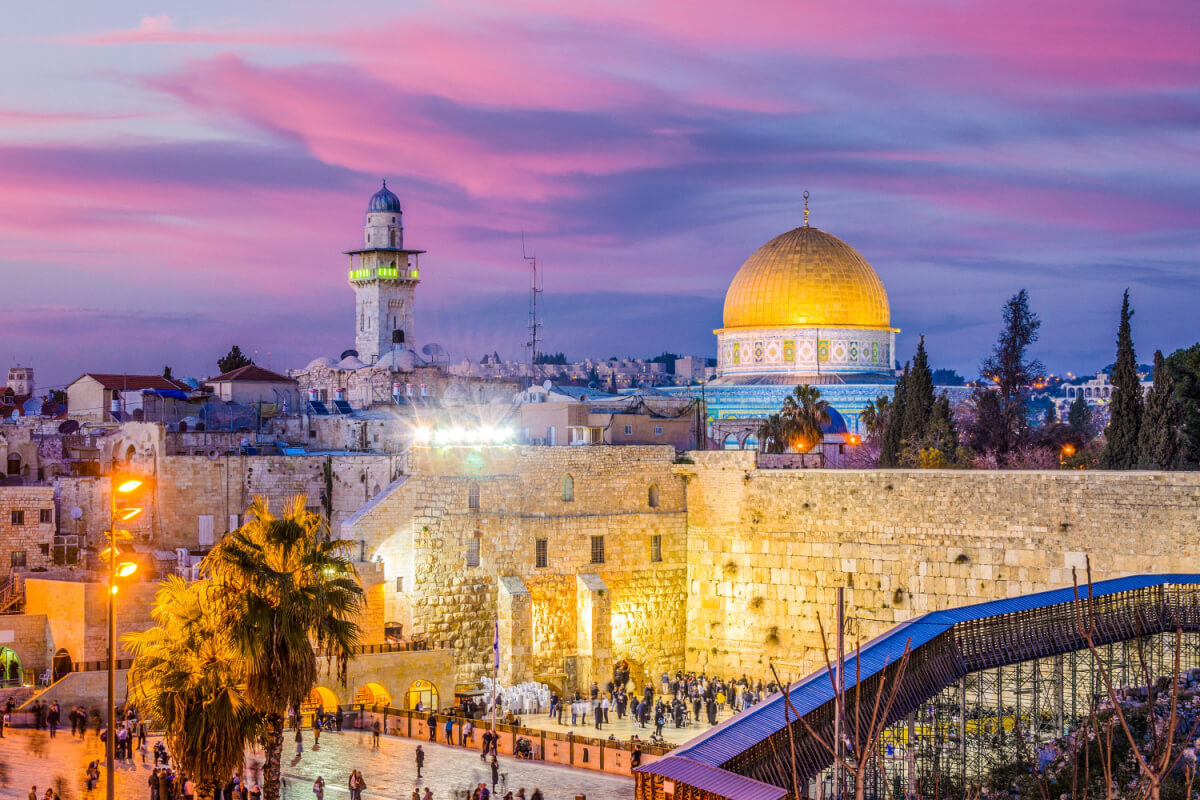 A cidade sagrada de Jerusalém tem cada canto rodeado de conhecimento e história (Imagem: Sean Pavone | Shutterstock)
