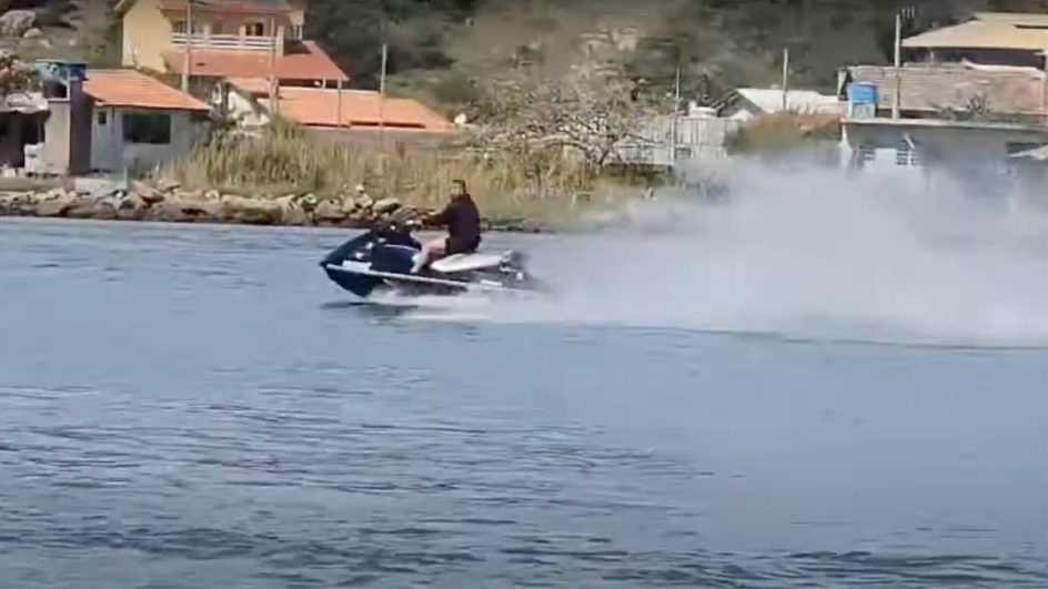 Imagens mostram jet skis em alta velocidade no Canal da Barra