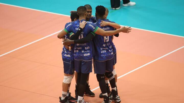 Equipe do Joinville comemora ponto contra o Blumenau, pela Superliga Masculina de Vôlei