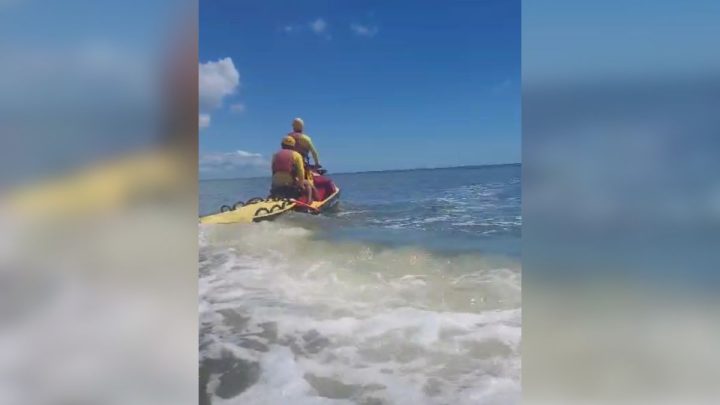 VÍDEO: Jovem e cachorro estão desaparecidos após se afogarem em praia de SC