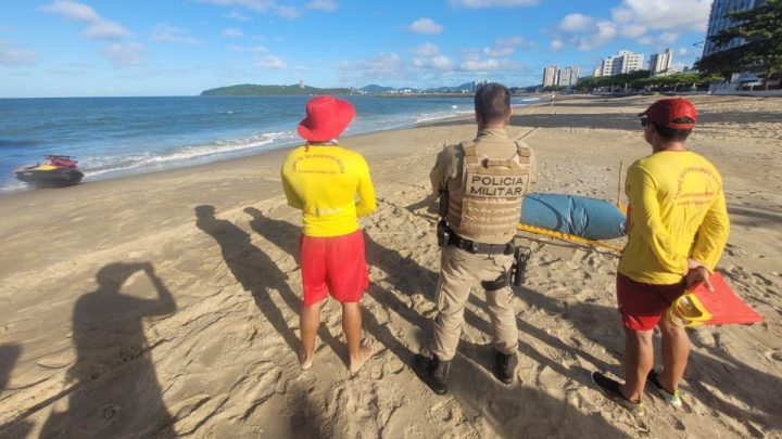 Bombeiros encontram corpo de jovem que estava desaparecido após se afogar em Piçarras