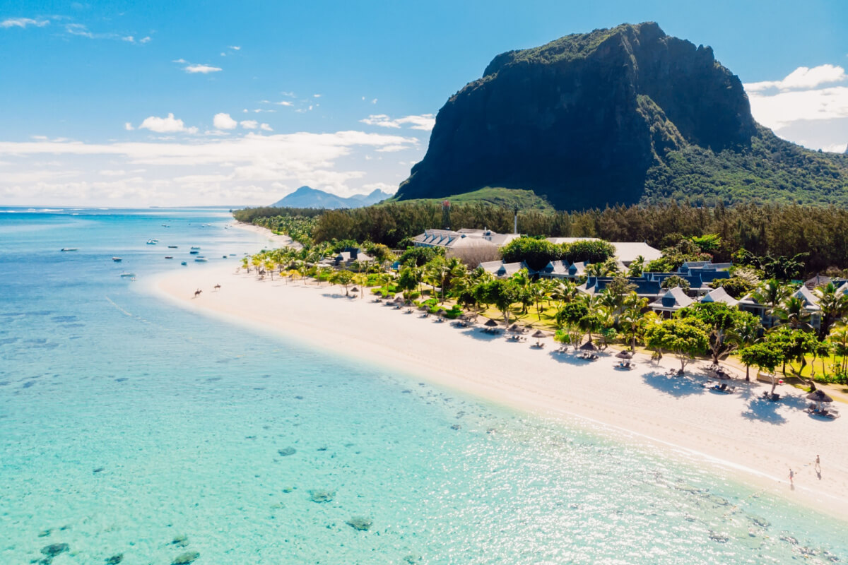 A vista da costa tropical sob o olhar da montanha Le Morne chama atenção para as paisagens das Ilhas Maurício (Wonderful Nature | Shutterstock)