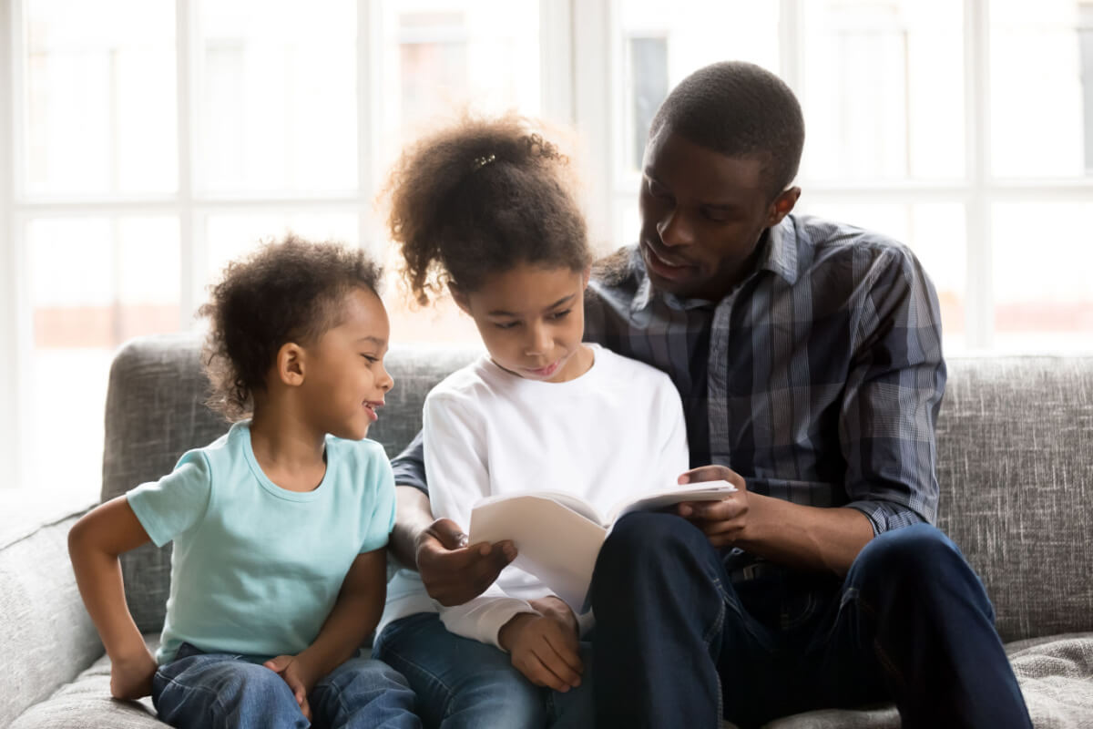 Além de estimularem a imaginação, os livros contribuem para a construção de uma relação afetuosa com a leitura desde a infância (Imagem: fizkes |  Shutterstock)